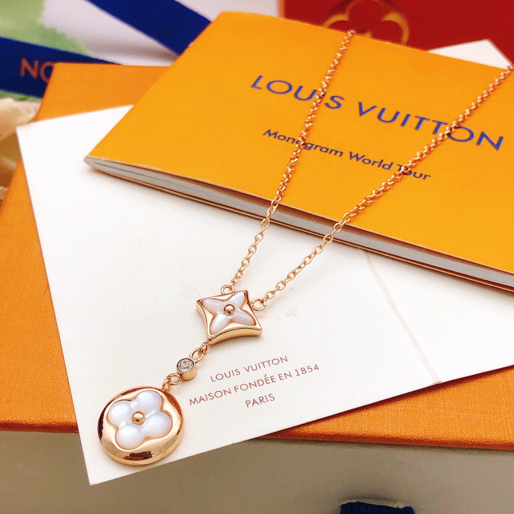 Collier carré à pendentif avec monogramme et motif floral
