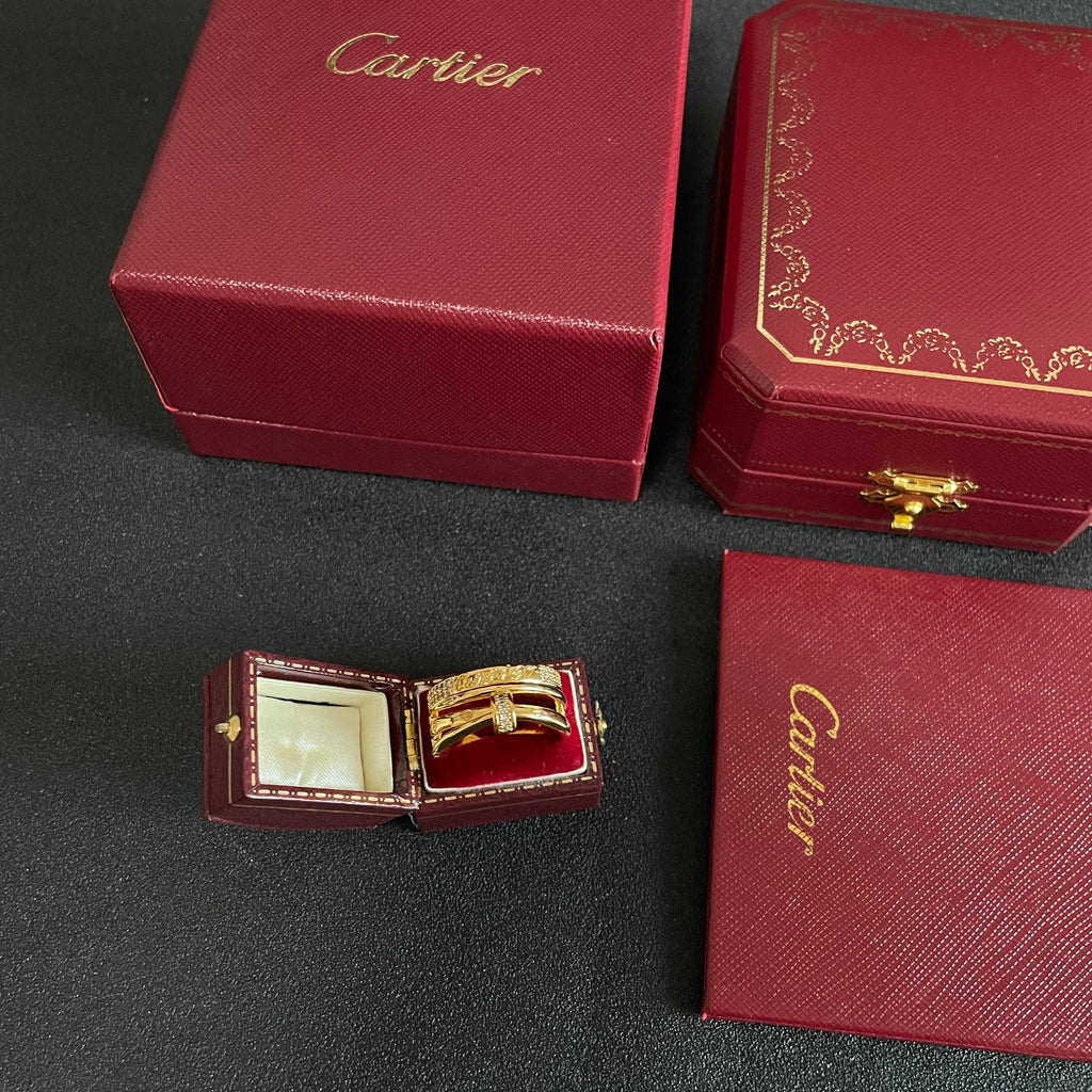 Bague à trois anneaux avec rangée pavée et motif barreudier