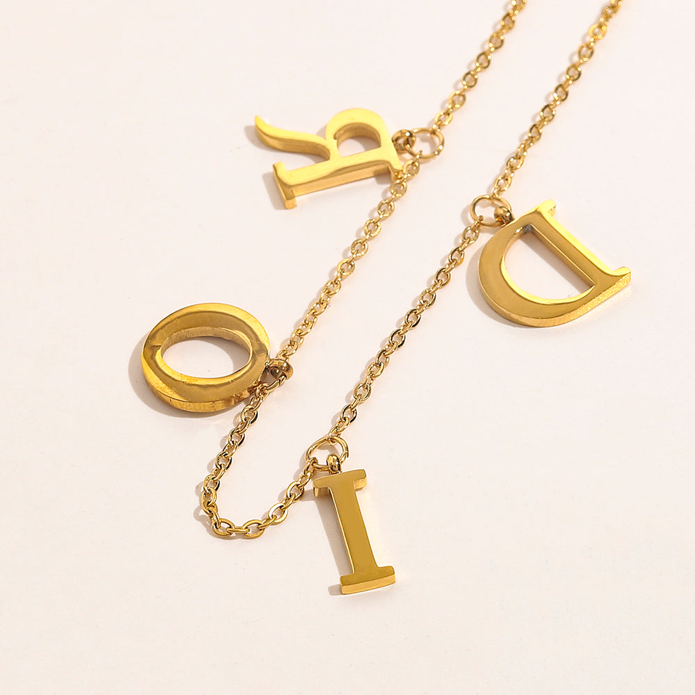Collar de cadena fina con dije de letra en acero inoxidable 304