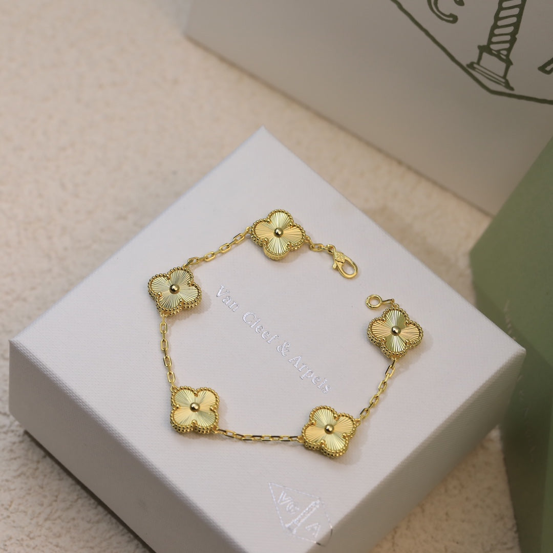Fluted Quatrefoil Station Bracelet
