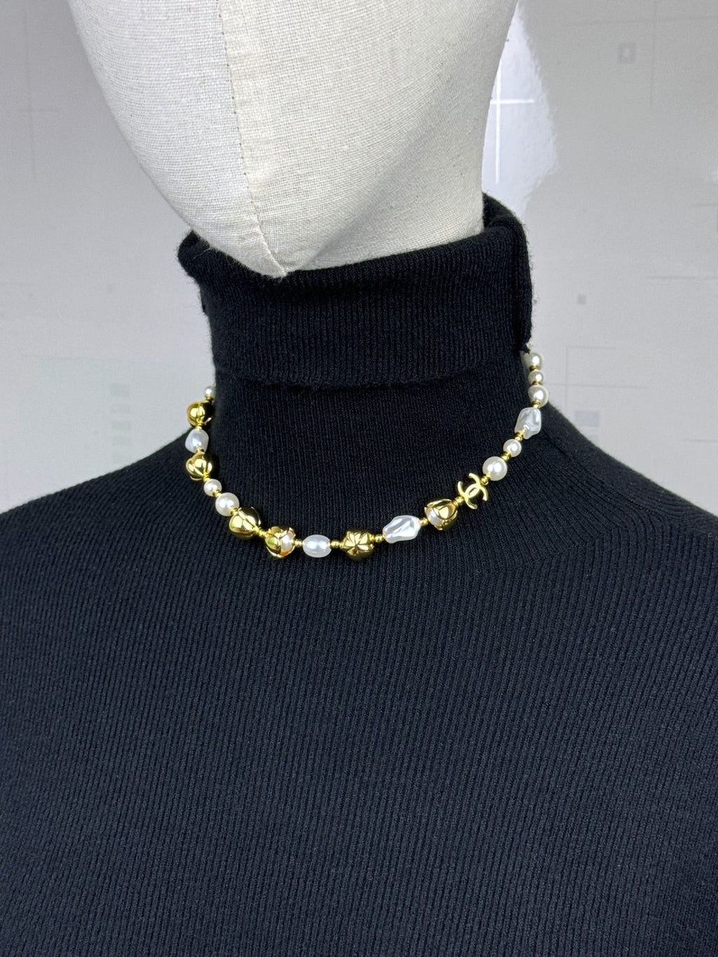 Collier doré à fleurs et perles baroques