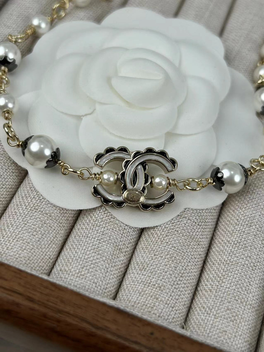 Collar corto con perlas de imitación y diseño floral en blanco y negro