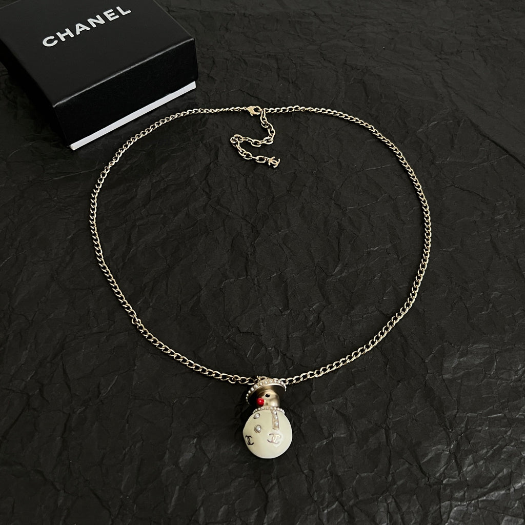 Collar con colgante de lágrima con acabado de perla