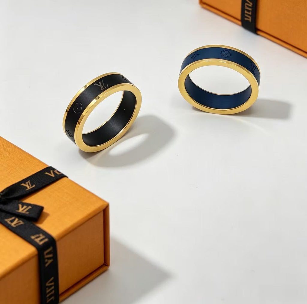 Anillo tipo banda bicolor con monograma - Tallas 6–11
