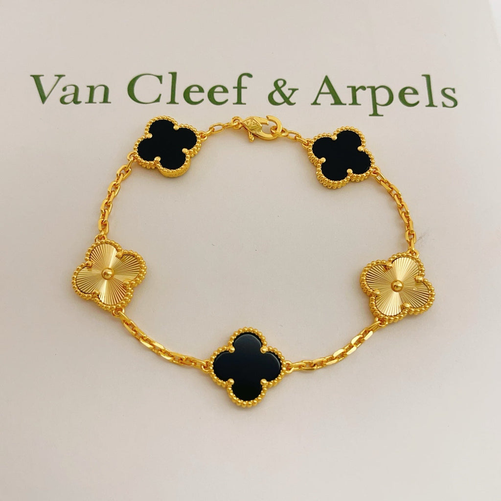 Black & Fluted Quatrefoil Chain Bracelet