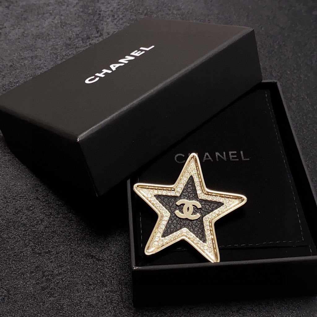 Broche de emblema de estrella abierta