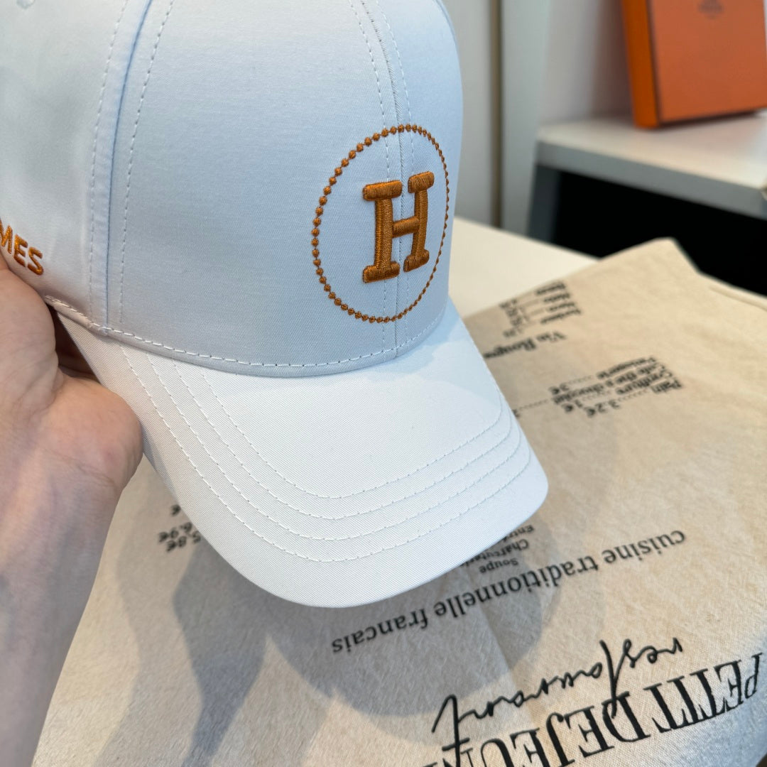 Gorra de béisbol con motivo de círculo y letra H