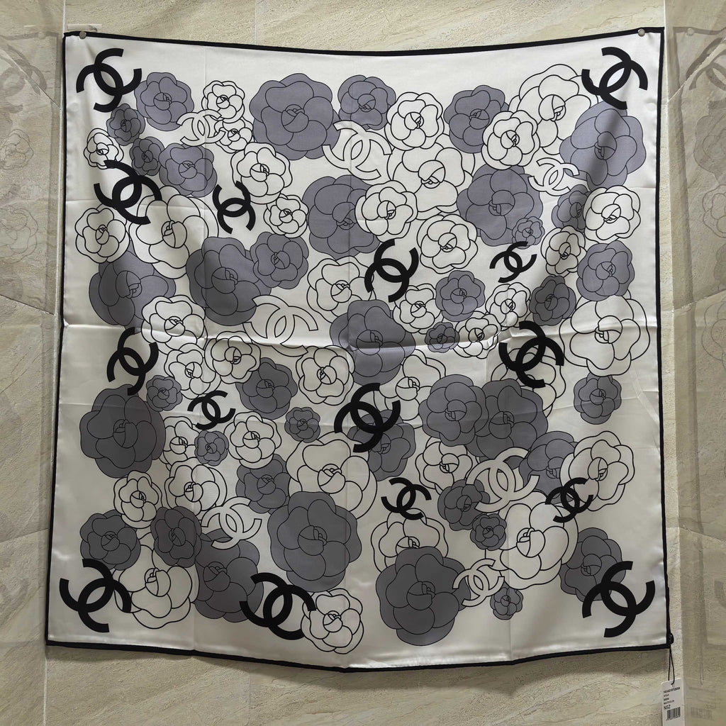 Lenço Quadrado Camélia e Monograma - 90 x 90 cm