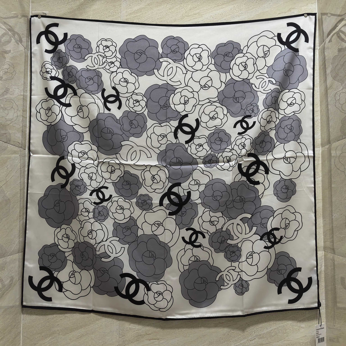 Lenço Quadrado Camélia e Monograma - 90 x 90 cm