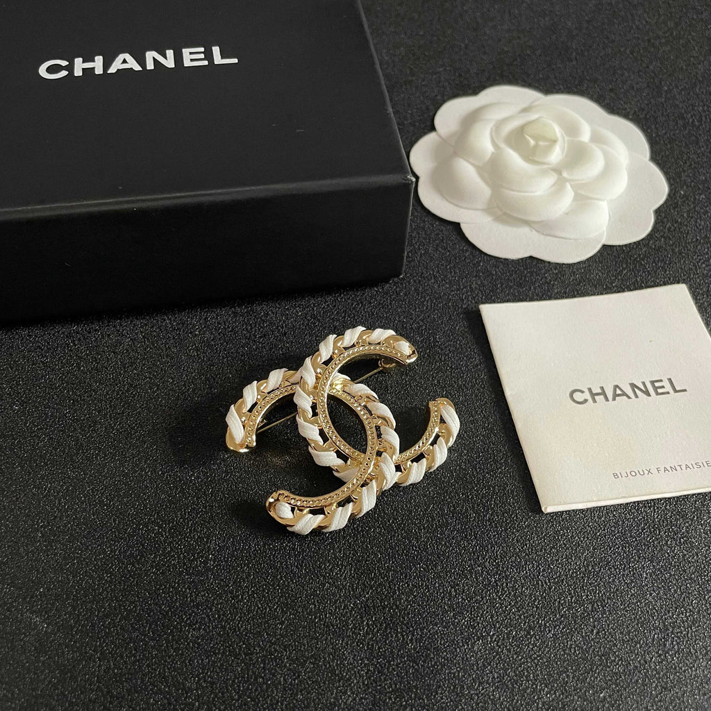 Chain-Edge Emblem Brooch with Contrast Inlay
