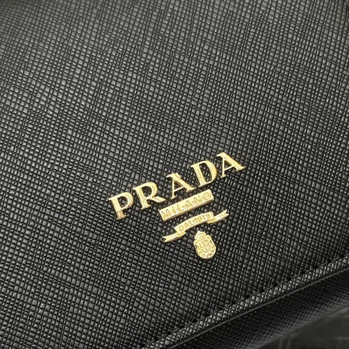Cartera de solapa larga con emblema triangular 031