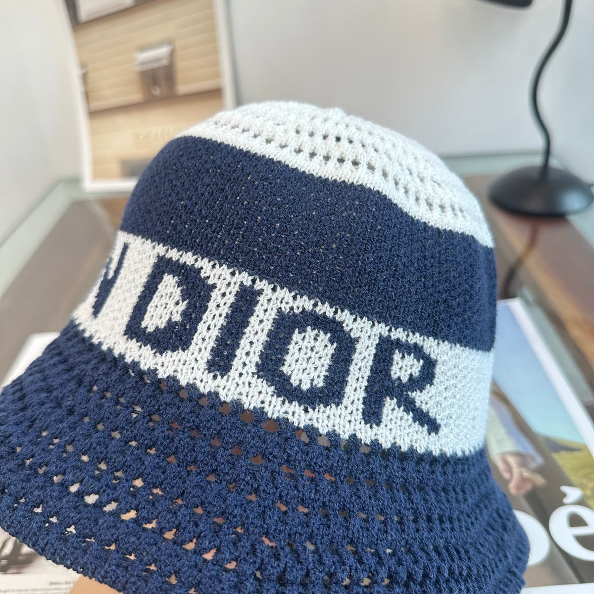 Sombrero de pescador de ganchillo con estrella y letras