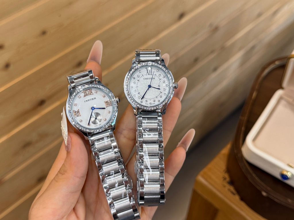 Montre à quartz ronde de 33 mm avec lunette sertie de pierres et bracelet à maillons