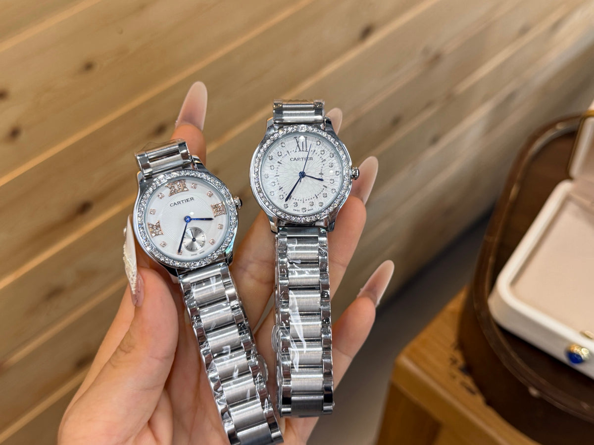 Montre à quartz ronde de 33 mm avec lunette sertie de pierres et bracelet à maillons