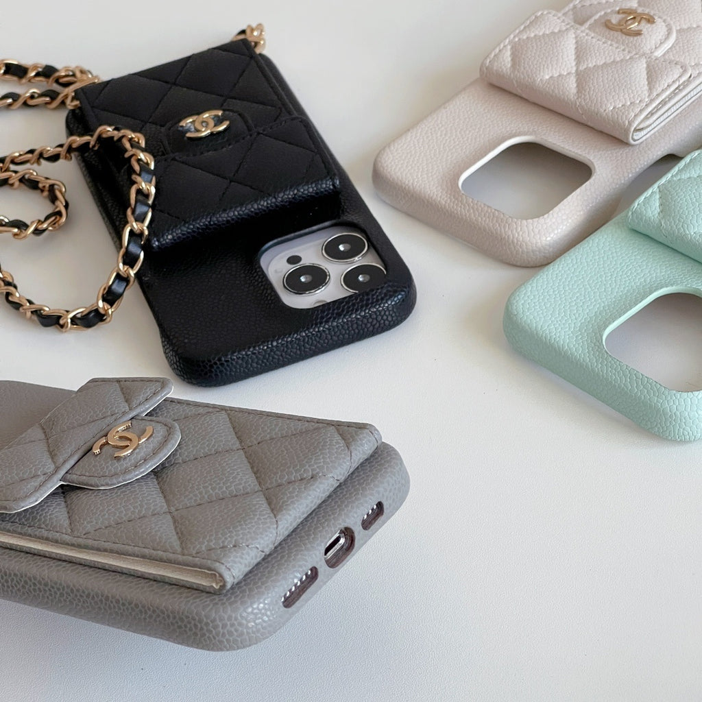 Funda acolchada para teléfono con cierre de emblema y cadena