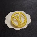 Broche con emblema de letra redonda y borde de cuerda