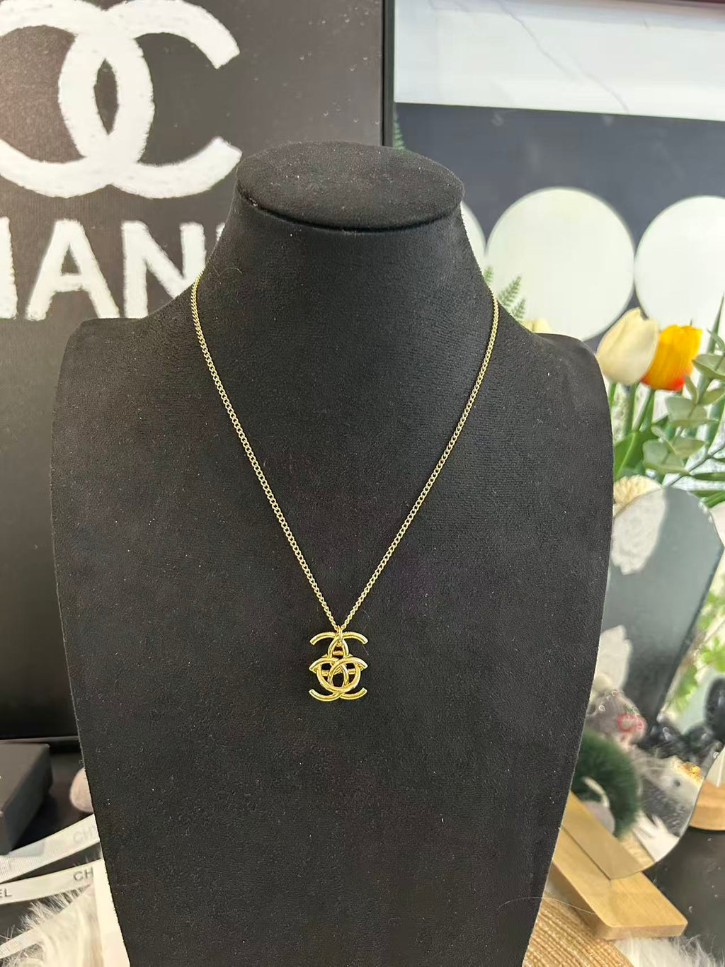 Colar com Pendente Entrelaçado Oco, Liso e em Tom Dourado