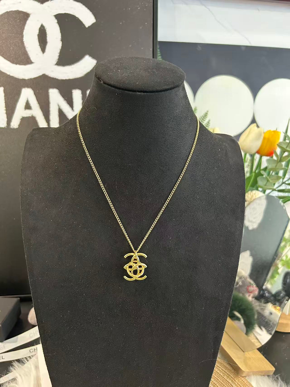 Gold Tone Large Smooth Hollow Interlocking Pendant Necklace