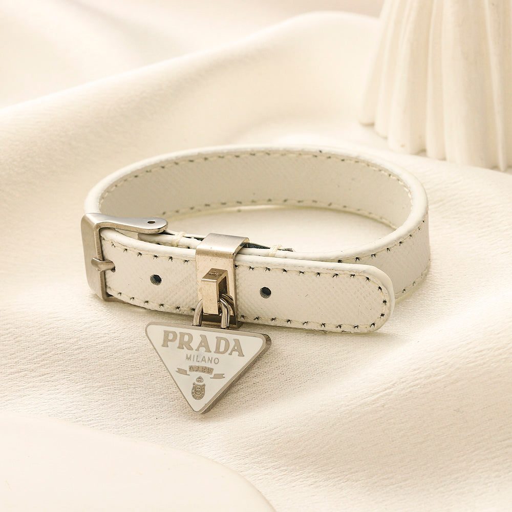 Pulsera de correa con hebilla de charm triangular de acero inoxidable 304