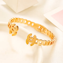 Pulseira rígida tipo C com elos entrelaçados em aço inoxidável 304