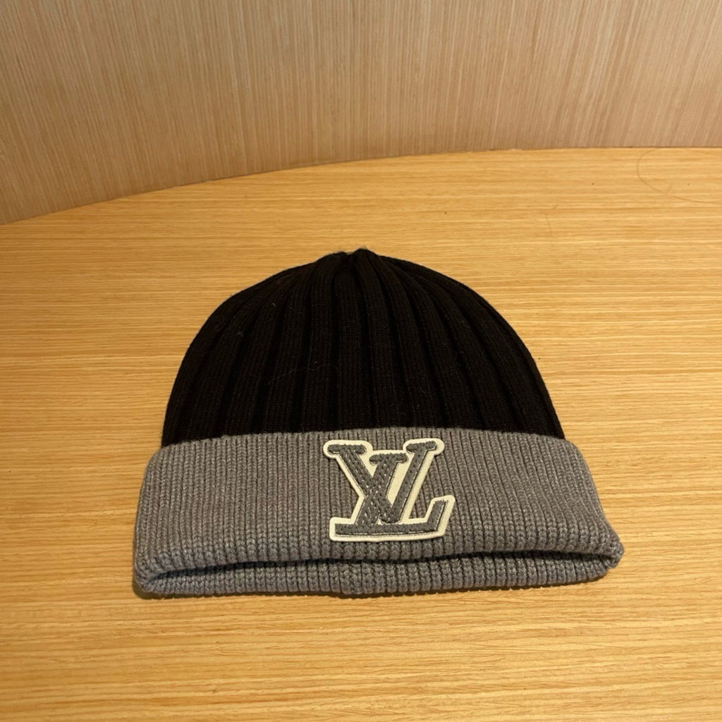 Bonnet en maille côtelée avec emblème lettre