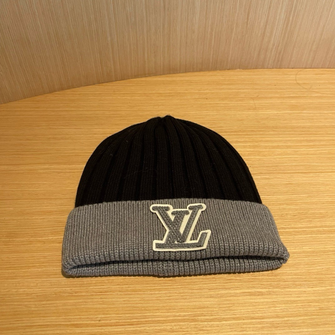 Bonnet en maille côtelée avec emblème lettre