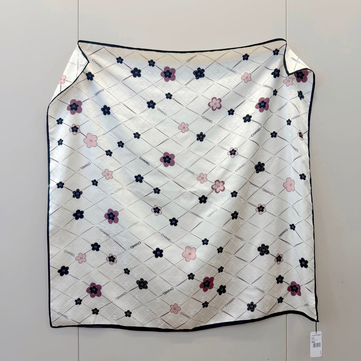 Foulard carré à motif floral et treillis de losanges - 90 x 90 cm