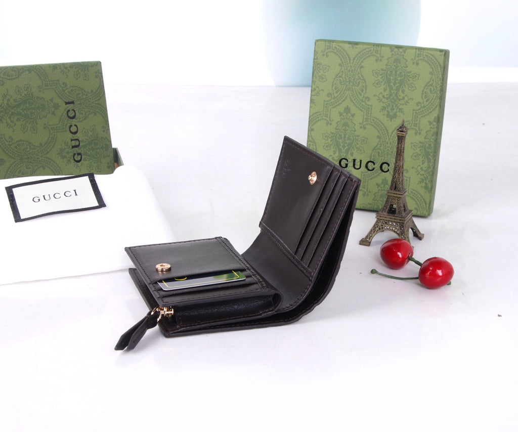 Cartera plegable con monograma en relieve 012