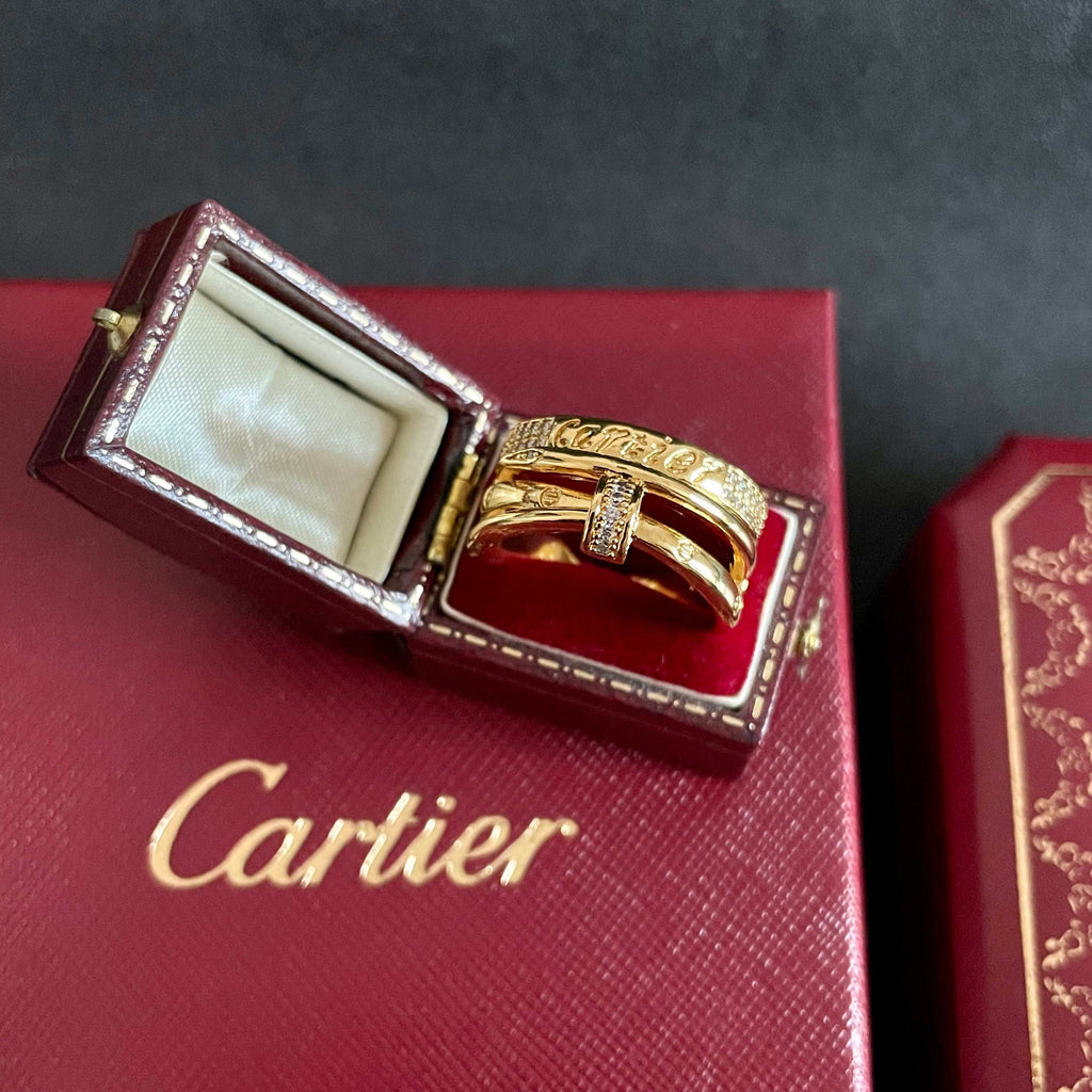 Bague à trois anneaux avec rangée pavée et motif barreudier