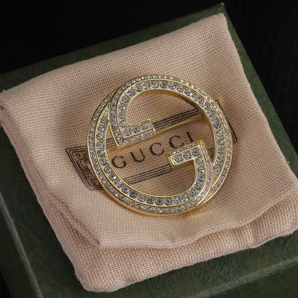 Broche com Emblema Redondo Cravejado