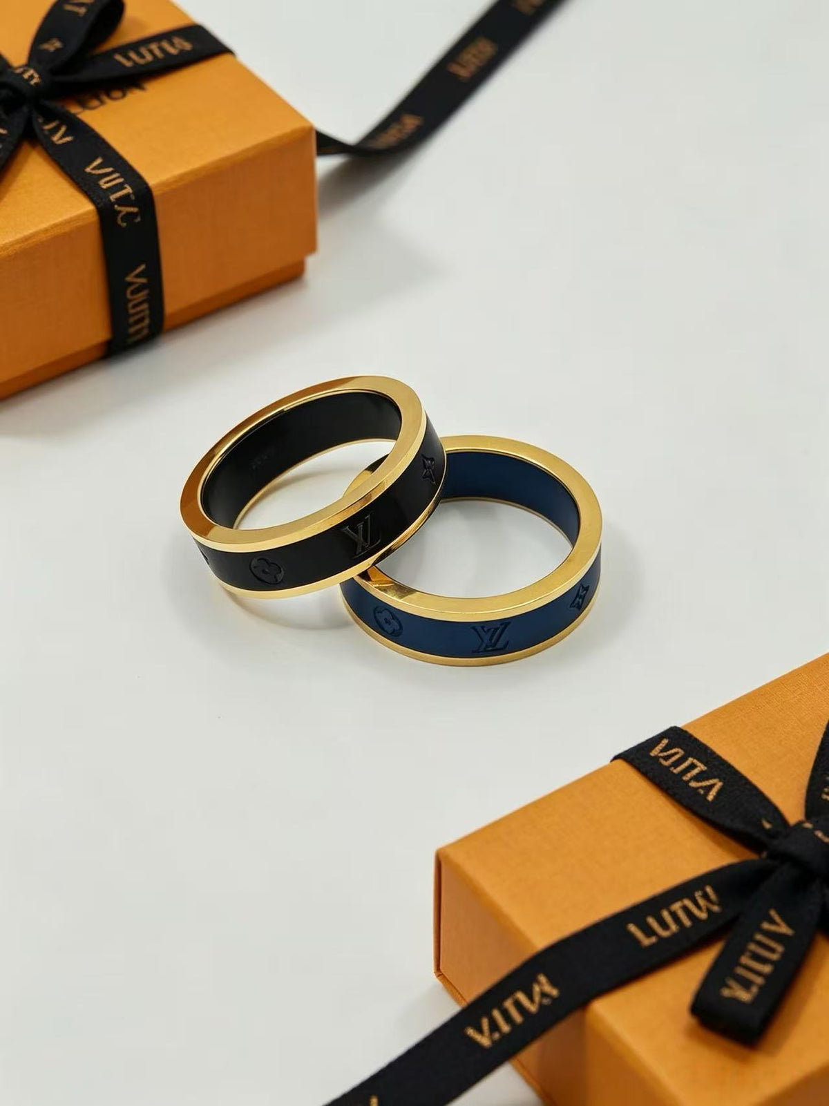 Anillo tipo banda bicolor con monograma - Tallas 6–11
