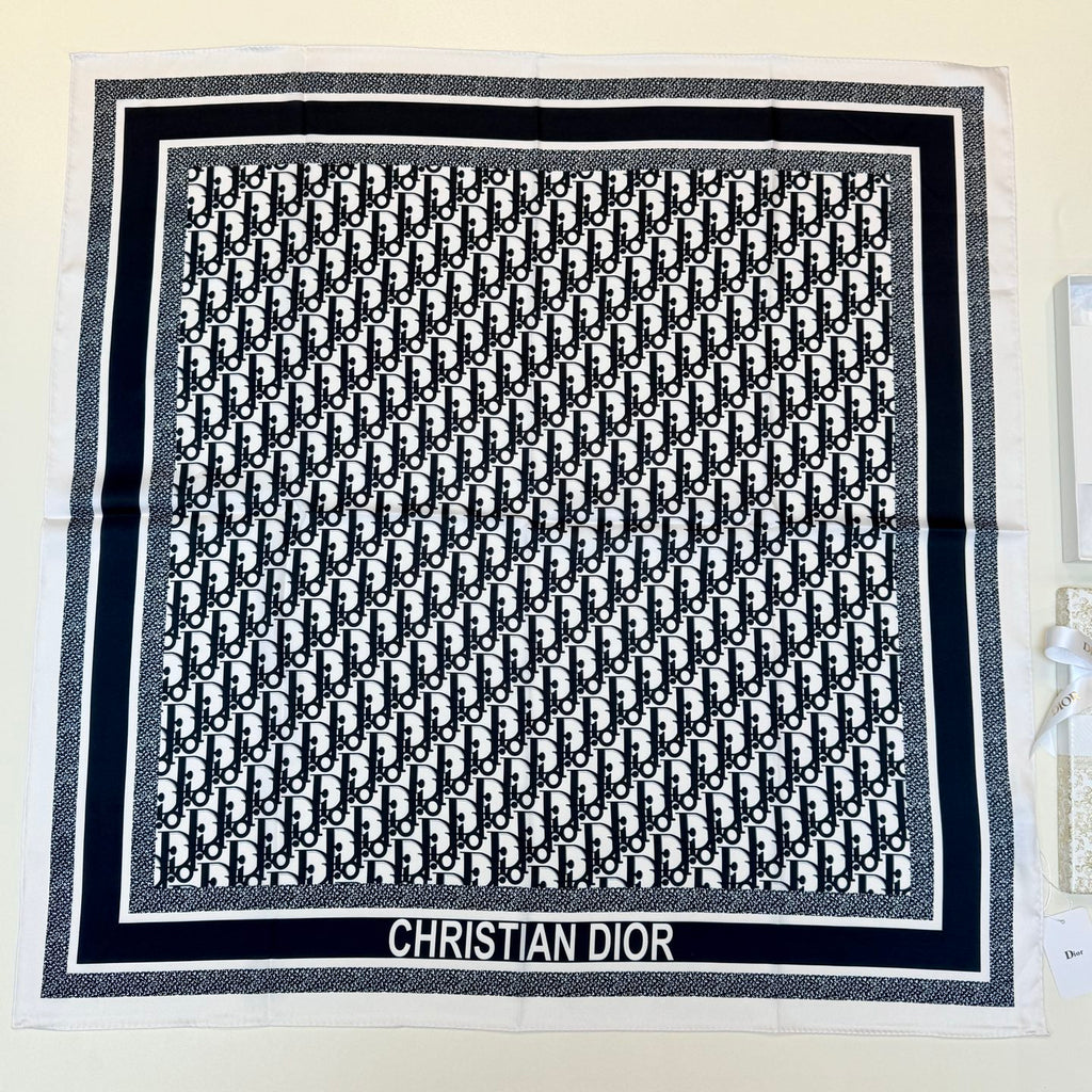 Lenço Quadrado com Monograma Repetido e Bordas às Riscas - 90 x 90 cm