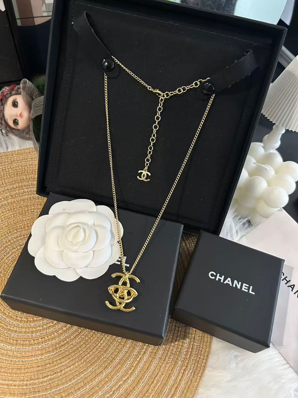 Gold Tone Large Smooth Hollow Interlocking Pendant Necklace