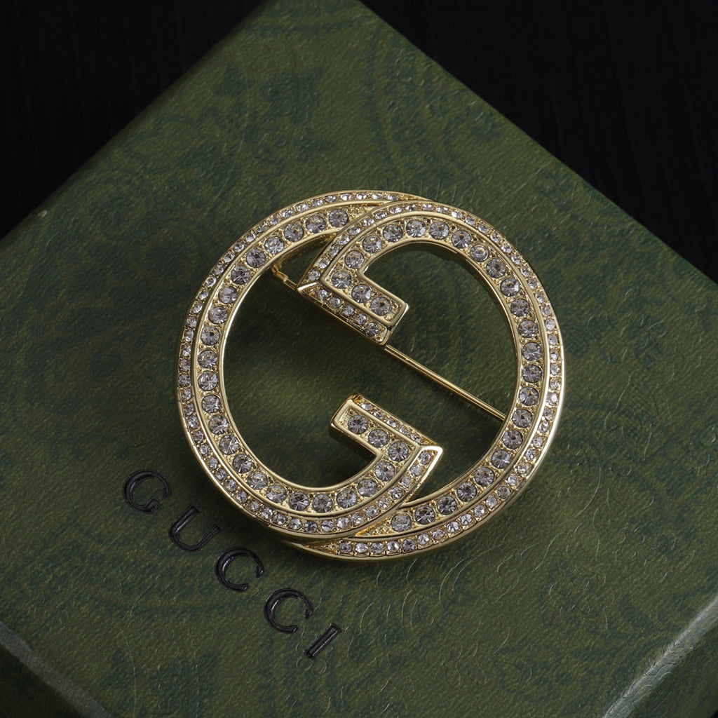 Broche com Emblema Redondo Cravejado