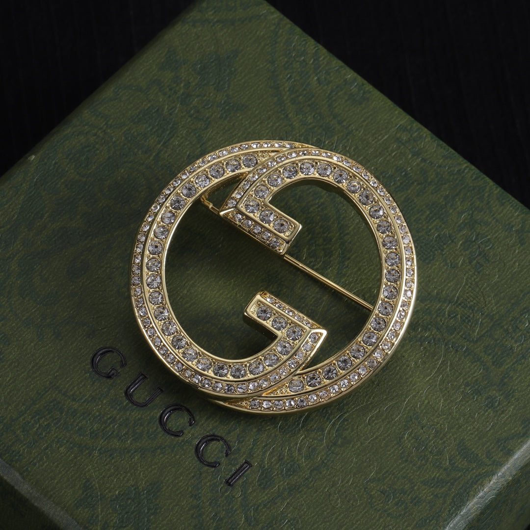 Broche com Emblema Redondo Cravejado