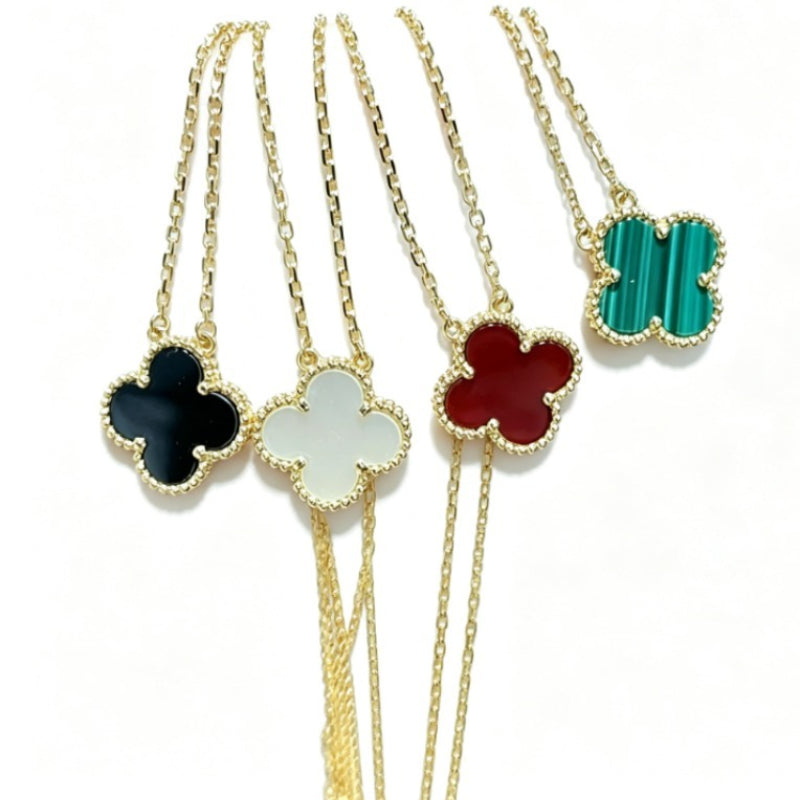 Collar con colgante de cuadrifolio con incrustaciones de color