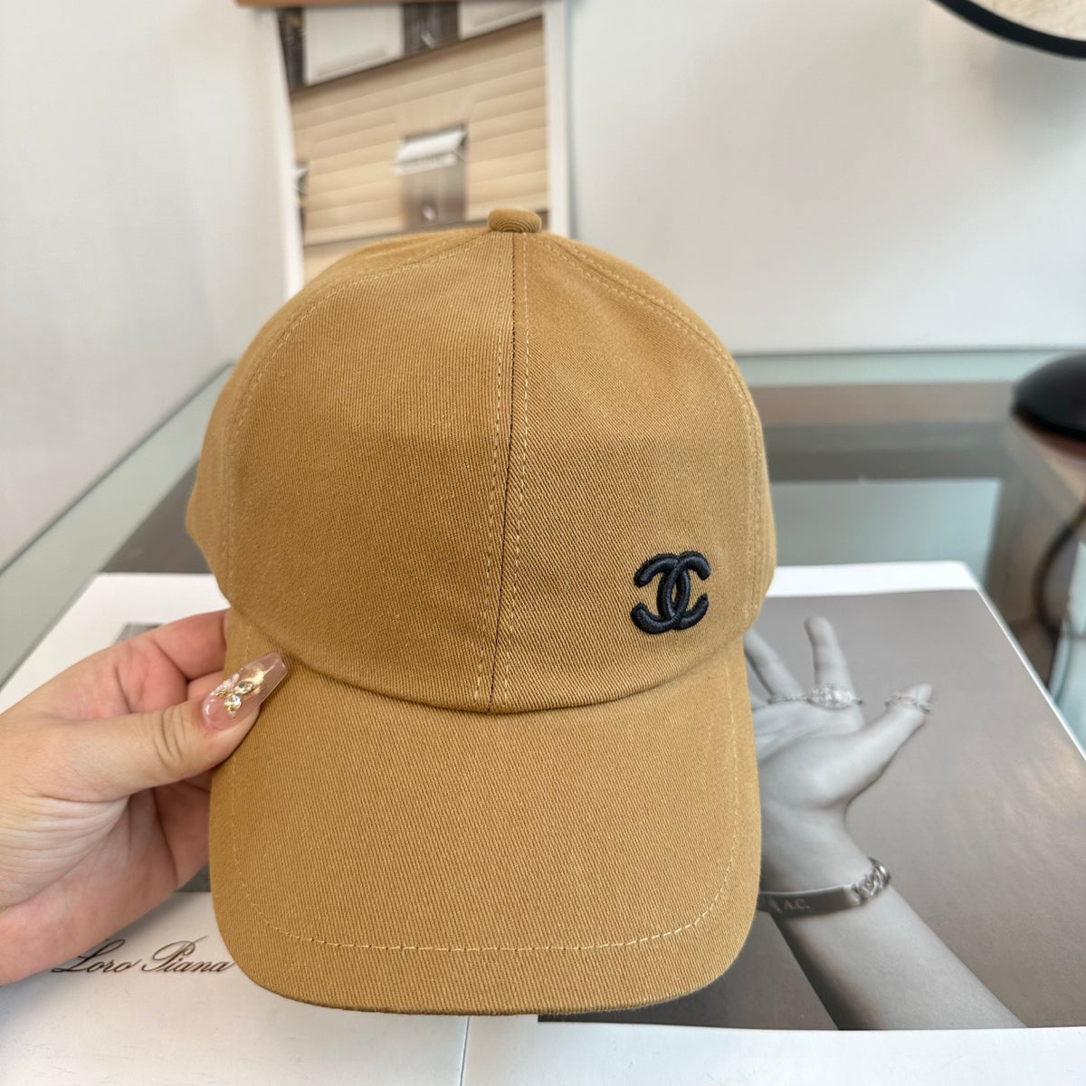 Gorra de béisbol lisa con emblema bordado