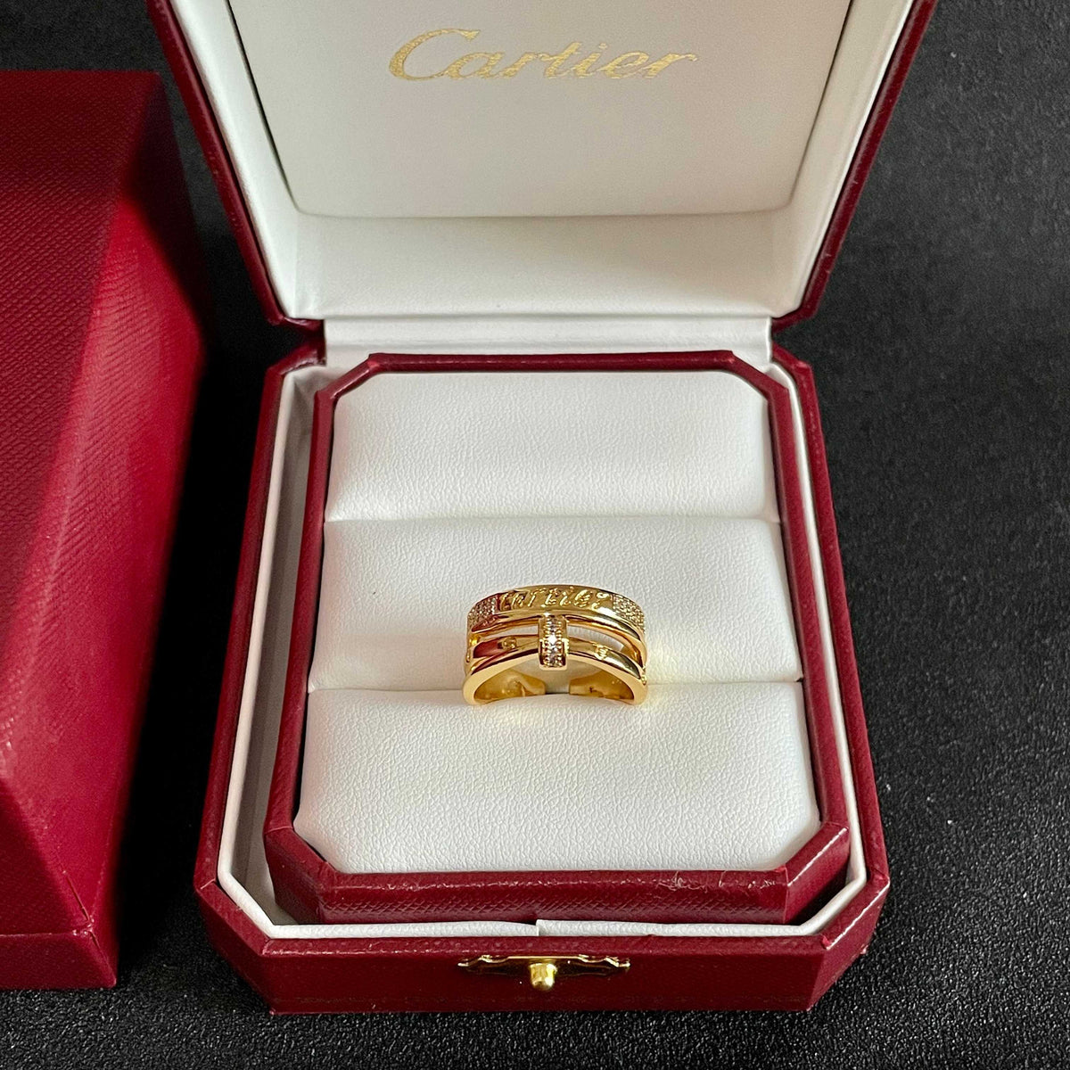 Bague à trois anneaux avec rangée pavée et motif barreudier