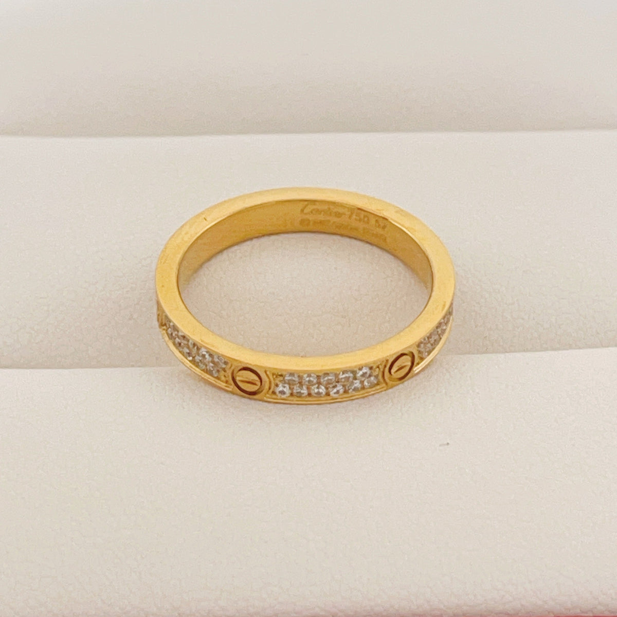 Anel de Aro Fino com Pavé e Detalhe de Parafuso