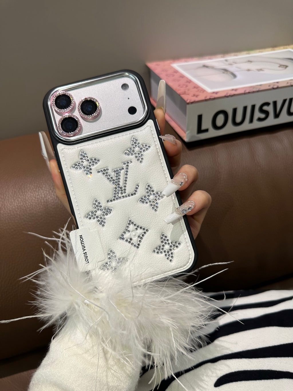 Funda de teléfono acolchada con monograma y detalles brillantes