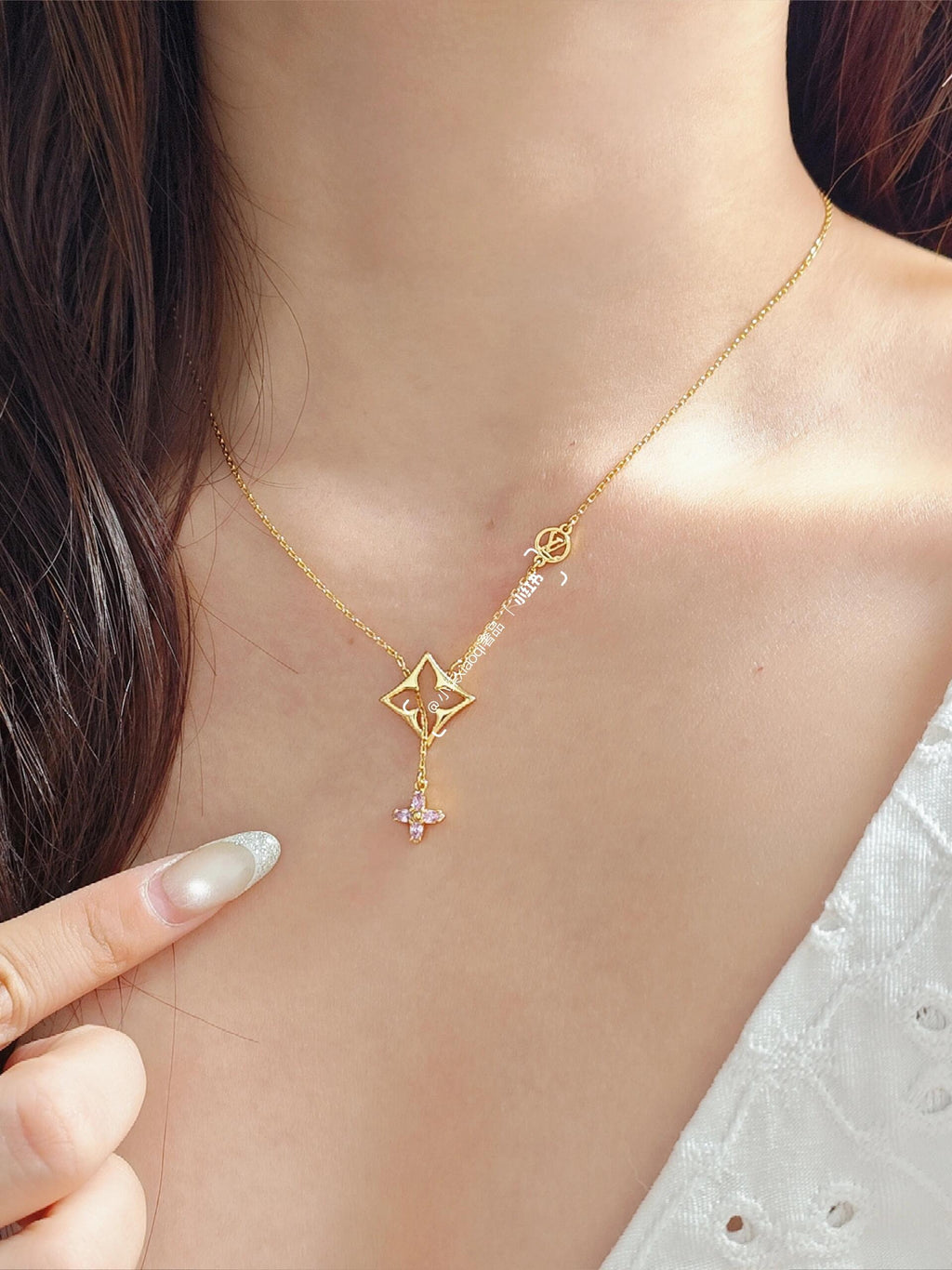 Collier pendentif ajouré à motif floral