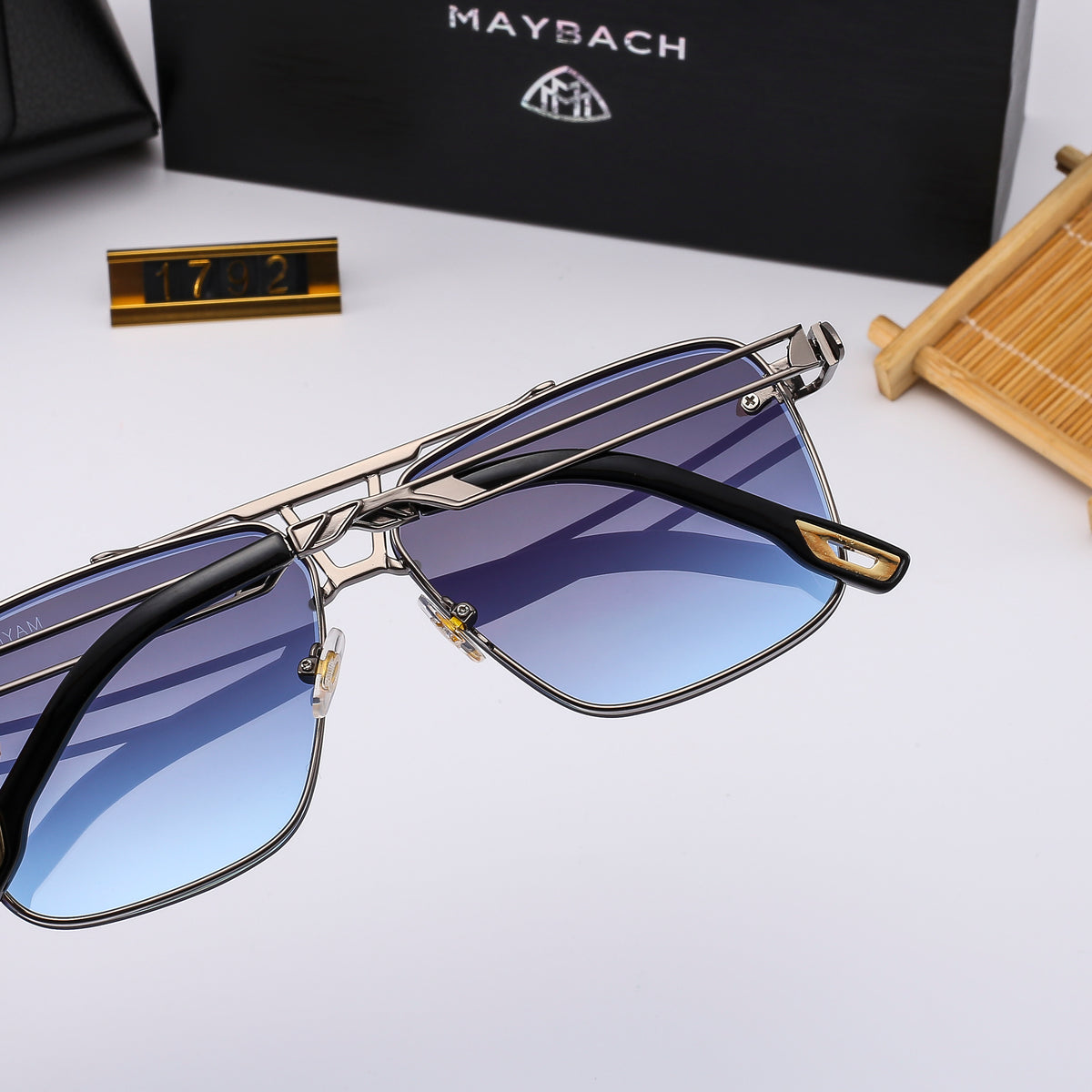 Gafas de sol geométricas estilo aviador con patillas metálicas troqueladas