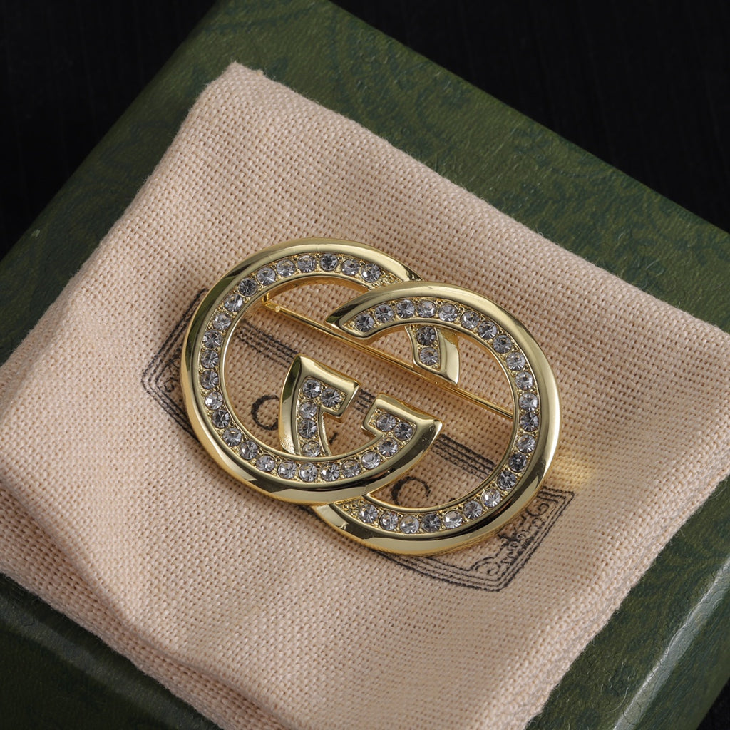 Broche de letras entrelazadas con pavé pequeño