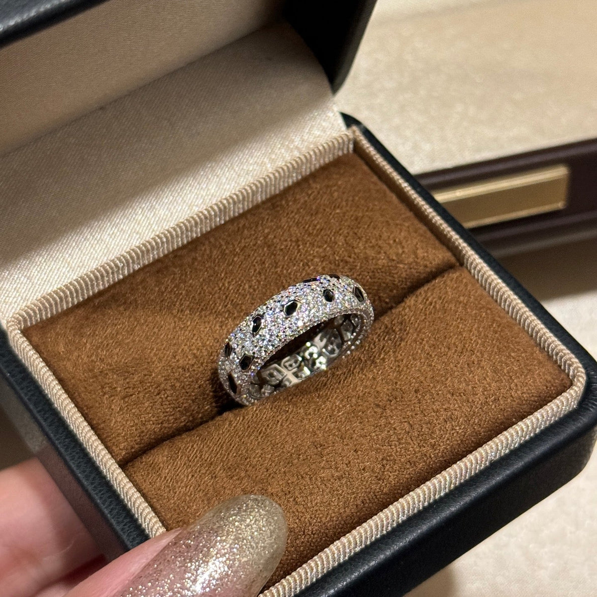 Anillo de banda con diseño de puntos pavé en tono plateado