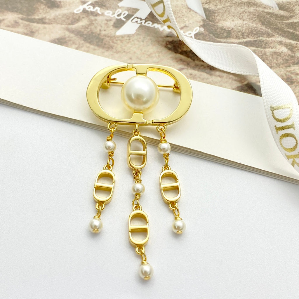 Broche de barra con cuentas ovaladas y borlas de eslabones