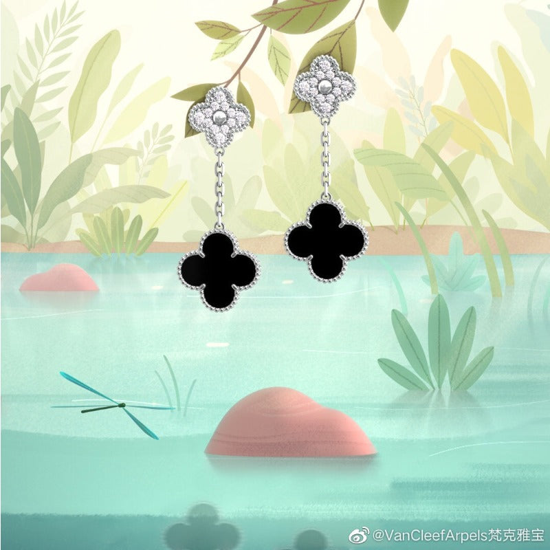 Boucles d'oreilles pendantes à chaîne et motif quadrilobe noir