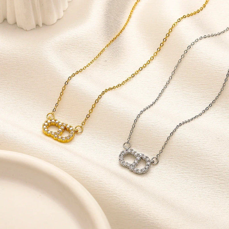 Collier pendentif ovale en cuivre pavé avec monogramme