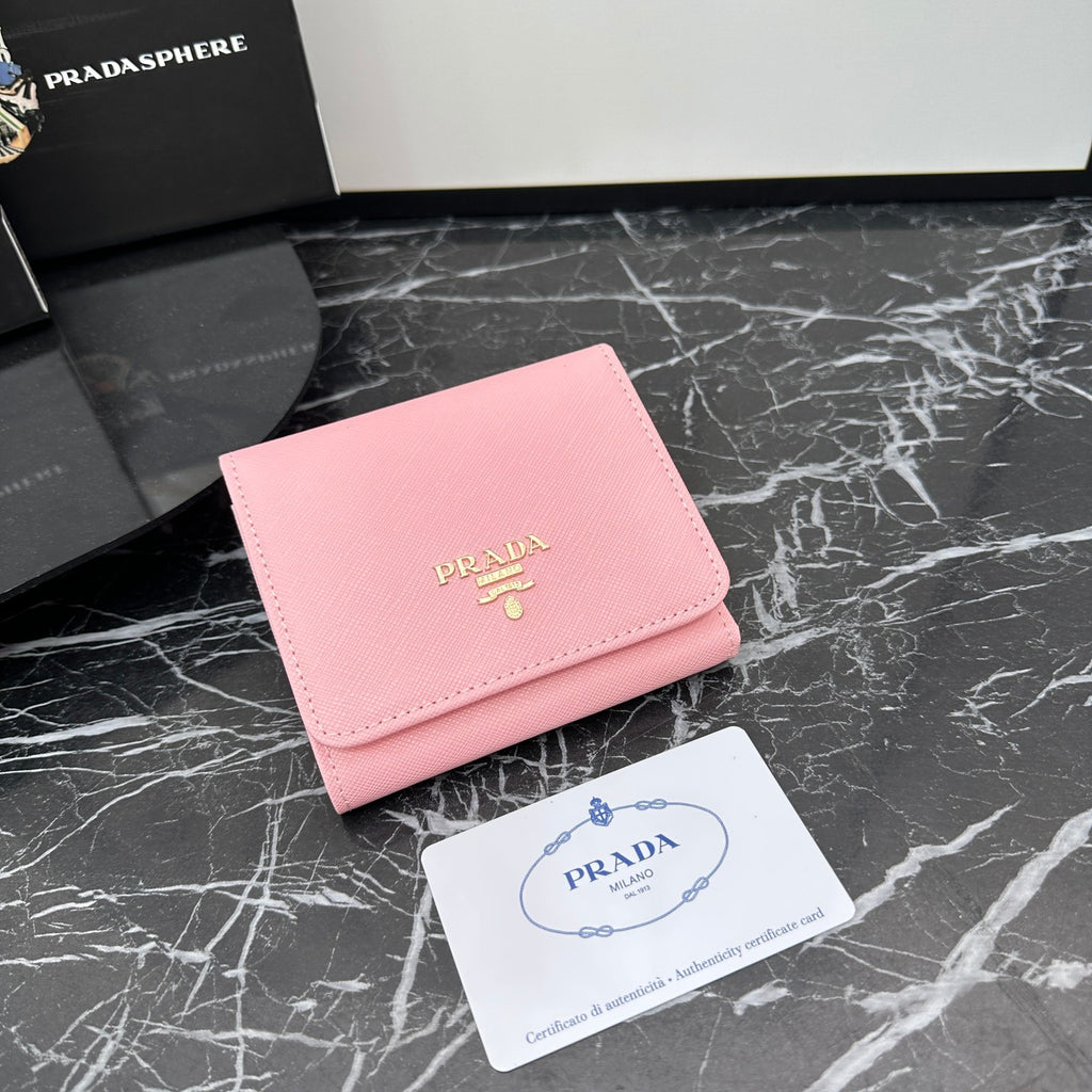 Cartera de solapa larga con emblema triangular 031