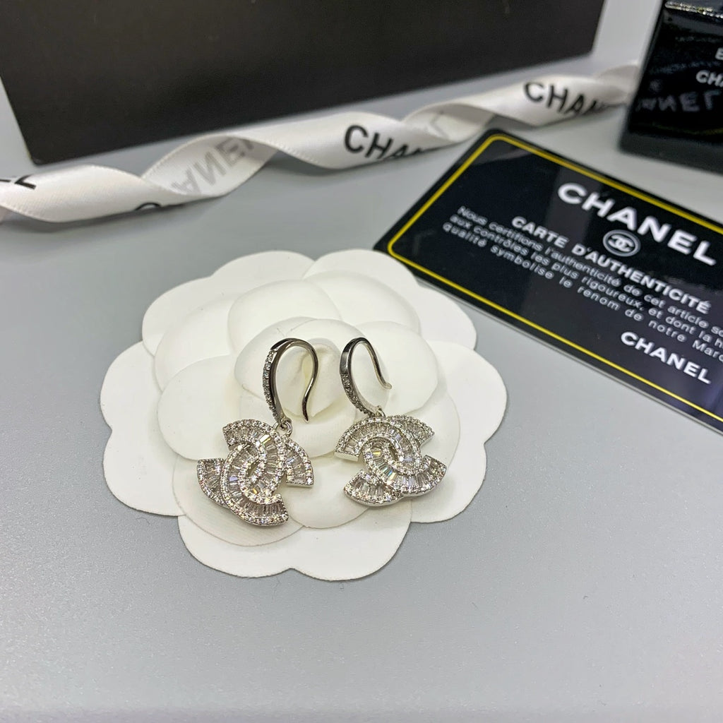 Brincos Pendentes em Forma de C Entrelaçados Pavé