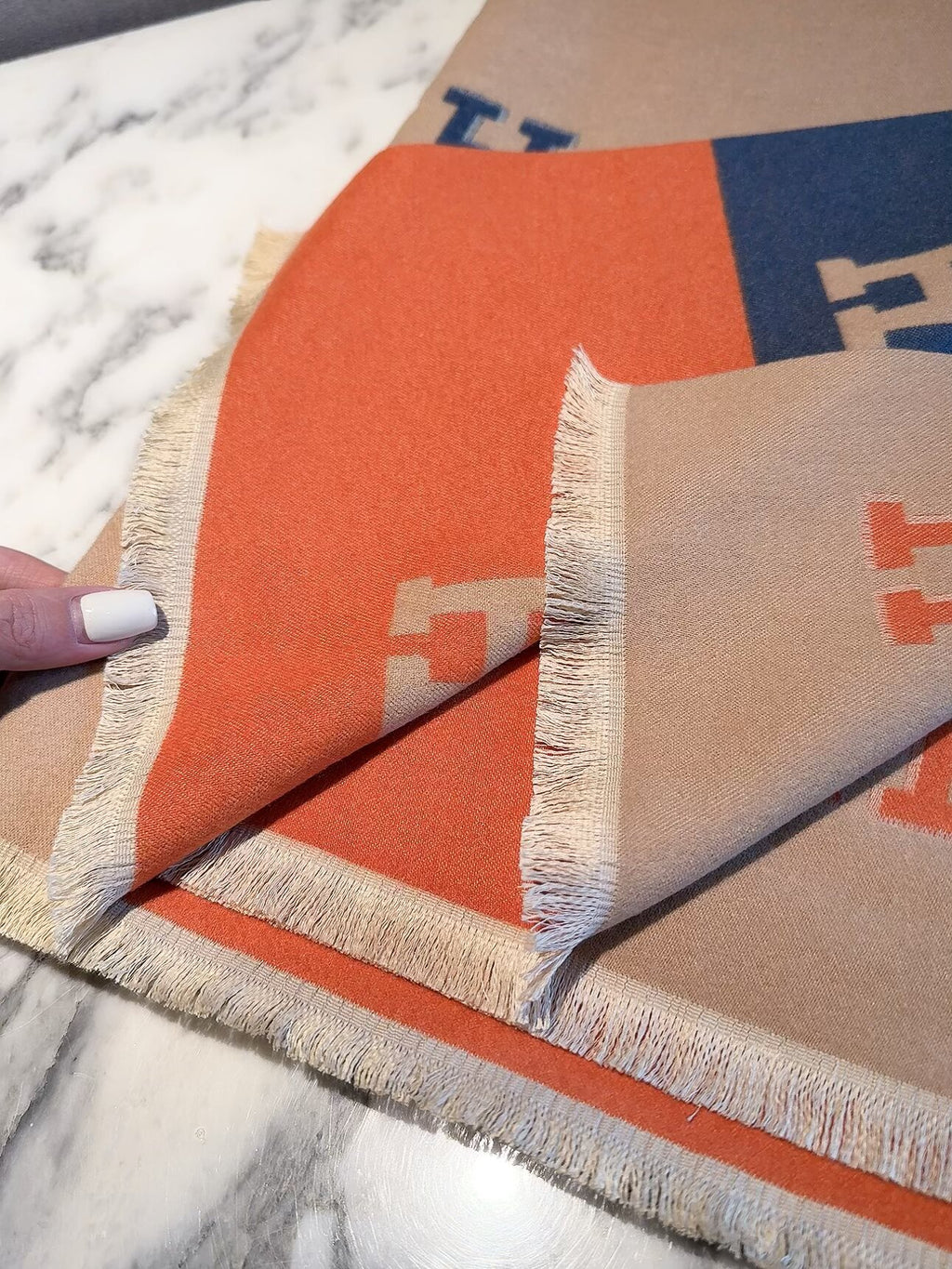 Écharpe enveloppante à motif H colorblock